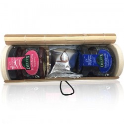 Baúl mimbre beige y marrón con mermeladas y bombón de higo para regalar