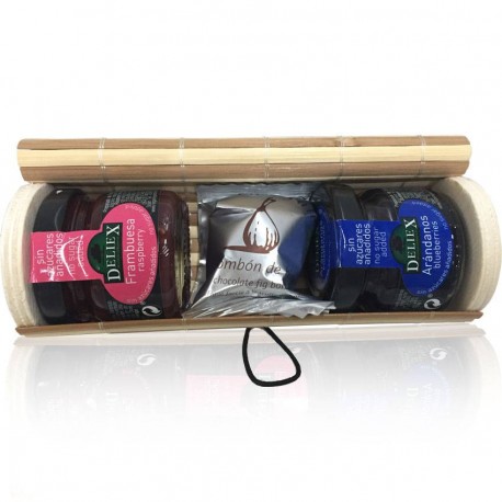 Baúl mimbre beige y marrón con mermeladas y bombón de higo para regalar