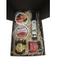 Cesta pequeña con pimentón, aceite, miel, jamón curado y lata aceite, ajo y tomate para empresas