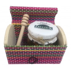 Detalle empresa con baúl miel con nueces y palito catador