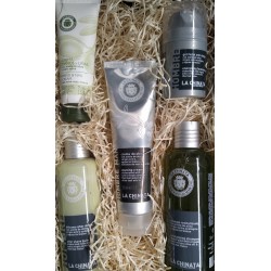 Cesta con productos de cosmética para hombre 1
