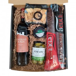 Estuche muy completo con Vino Tinto, crema de Torta, Aceitunas y salchichón y chorizo en vela