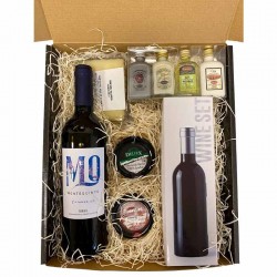Cesta básica de Navidad con vino, licores, quesos, y cremas para untar