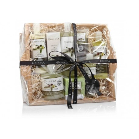 Productos de cosmética natural con Aceite de Oliva en cesta de cartón