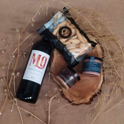 Económica Cesta con vino y pates para navidad.