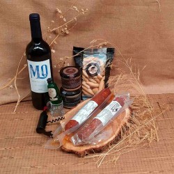 Estuche regalo barato y completo con ibéricos, pate, vino y accesorios.