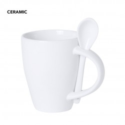 Taza con cuchara de cerámica blanca.