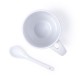 Taza con cuchara de cerámica blanca.