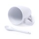 Taza con cuchara de cerámica blanca.