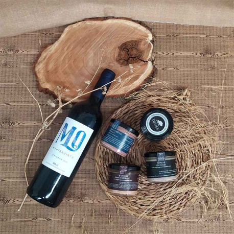 Cesta gourmet con cuatro pates y vino económica