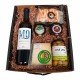 Estuche con Vino tinto castillo de Aza, patés ibéricos, cuña de queso de oveja y aceitunas al ajo.