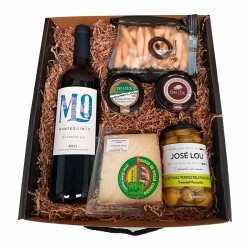 Estuche con Vino tinto castillo de Aza, patés ibéricos, cuña de queso de oveja y aceitunas al ajo.