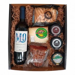 Estuche con cuña de queso, morcón, crema de jamón curado, crema de queso, boletus con trufa y vino montequinto.