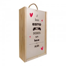 Caja de madera para 2 botellas personalizable con tu nombre. Modelo "Si lees esto me debes un beso".