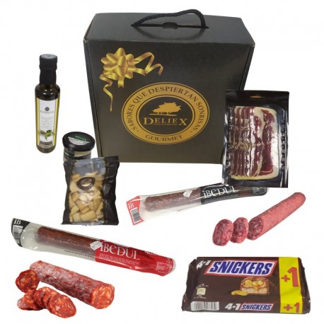 Cesta gourmet con aceite, ibéricos y chocolatinas para regalo