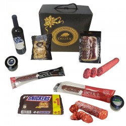 Cesta delicatessen con vino, ibéricos y chocolatinas para regalo