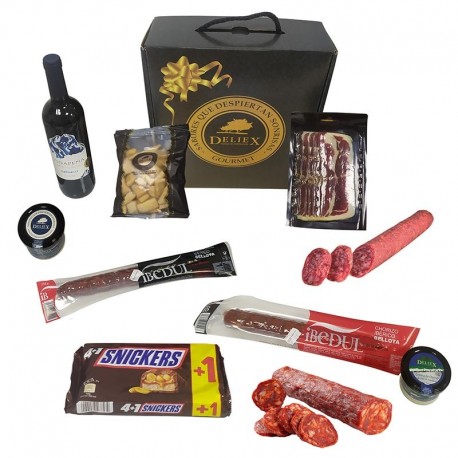 Cesta delicatessen con vino, ibéricos y chocolatinas para regalo